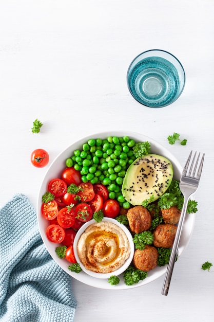 Almuerzo vegano saludable con falafel hummus tomate aguacate guisantes