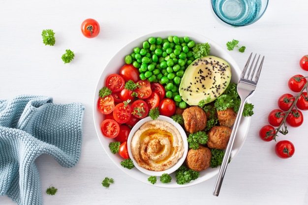 Almuerzo vegano saludable con falafel hummus tomate aguacate guisantes