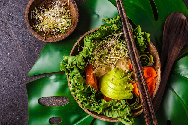 Almuerzo vegano saludable en un tazón de coco. Cuenco de Buda