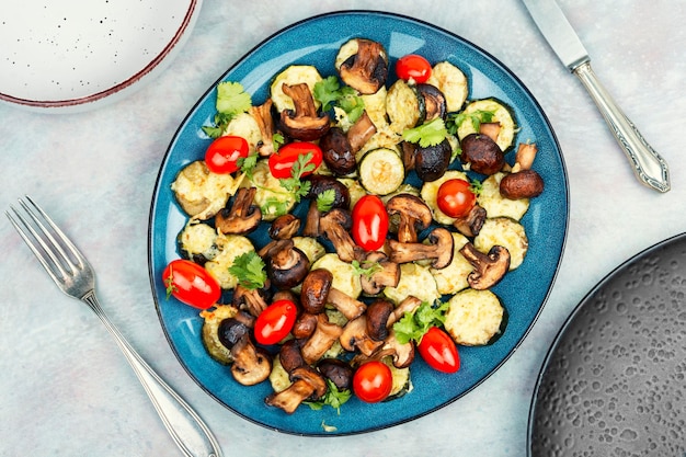 Almuerzo vegano con verduras al horno