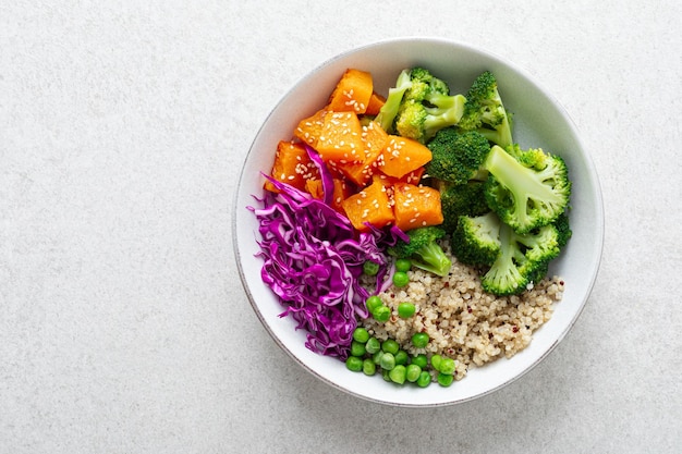 Foto almuerzo vegetariano de quinoa y brócoli buddha bowl con al horno