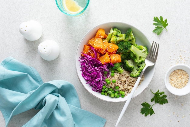 Almuerzo vegetariano de quinoa y brócoli Buddha bowl con al horno