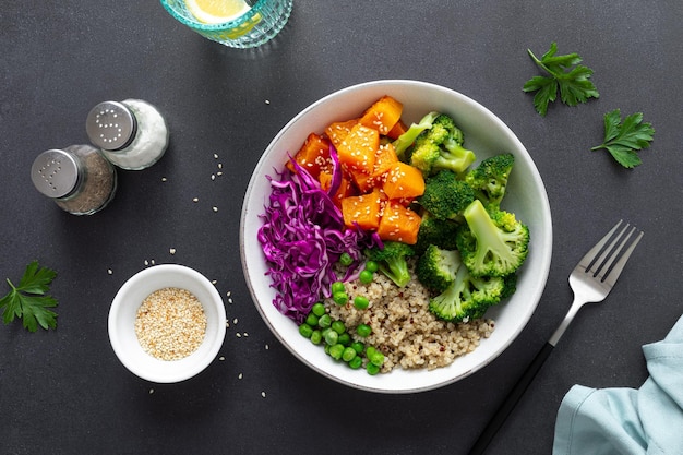 Almuerzo vegetariano de quinoa y brócoli Buddha bowl con butternut al horno