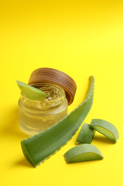 Aloe-Blätter und Gel auf gelbem Hintergrund