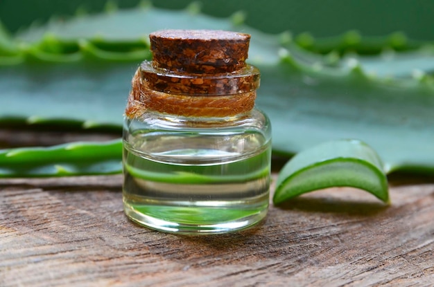 Foto aloe vera ätherisches öl oder serum in einer glasflasche. bio-kosmetik, hautpflege oder spa-konzept.