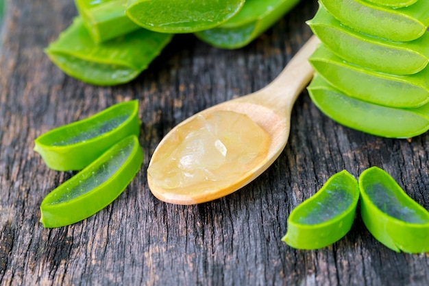 Aloe Vera auf Holzlöffel auf Holztisch Es gibt viele nützliche Kräuter.