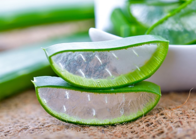 Aloe Vera Blätter auf hölzernen Hintergrund