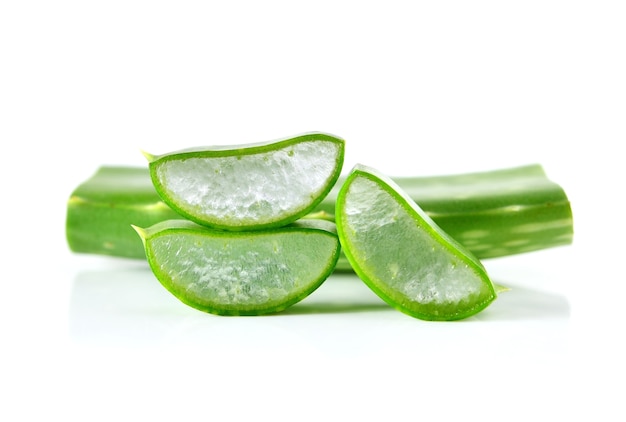 Aloe Vera Blätter auf weißem Hintergrund