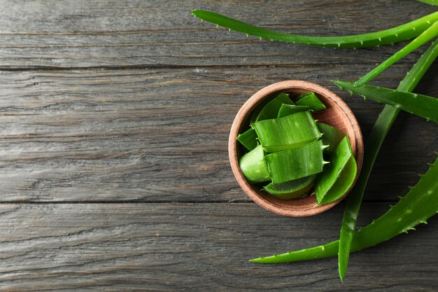 Aloe Vera Blätter und Scheiben auf Holztisch