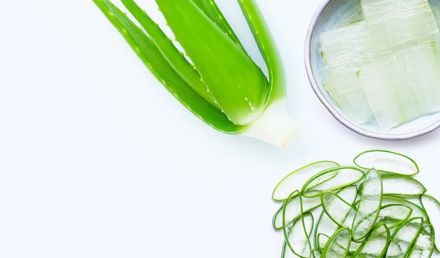 Foto aloe vera en blanco