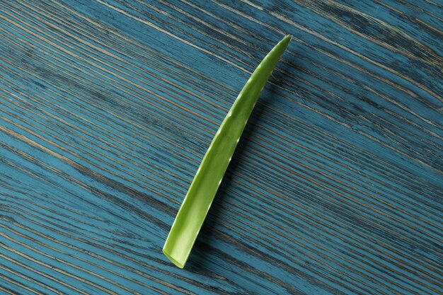 Aloe-Vera-Blatt auf rustikalem Holzhintergrund