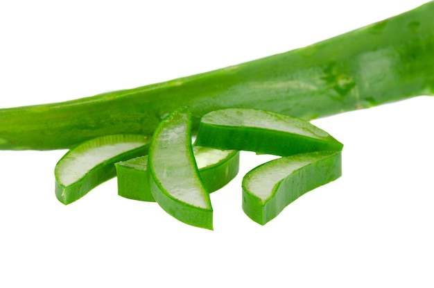 Aloe-Vera-Blatt mit geschnittenen Stücken auf weißem Hintergrund