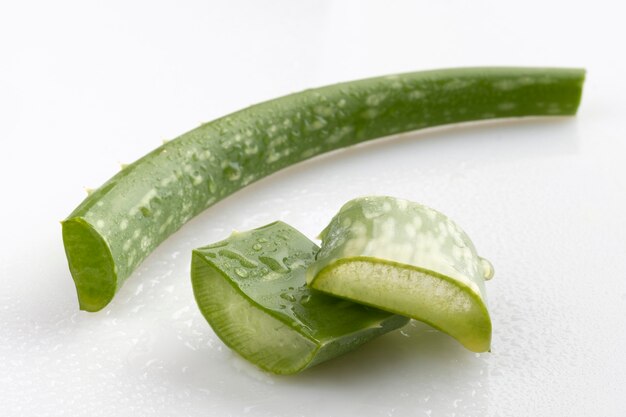 Aloe Vera Blatt und in Stücke schneiden auf weiß