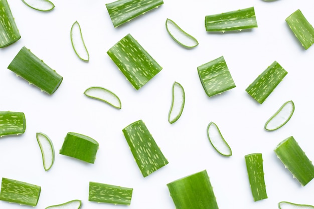 Aloe Vera corta piezas con rodajas en blanco