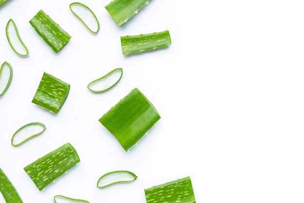 Aloe Vera corta piezas con rodajas sobre fondo blanco.