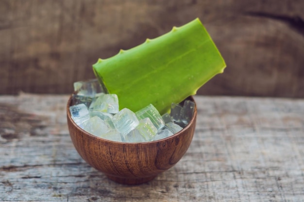 Aloe vera e cubos de aloe em uma tigela de madeira. Gel de Aloe Vera quase usado na indústria de alimentos, remédios e beleza