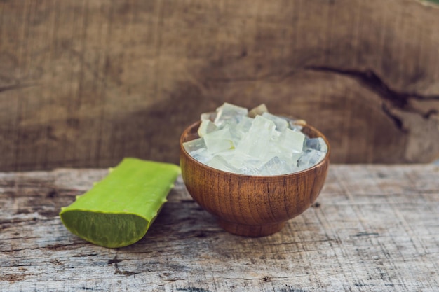 Aloe vera e cubos de aloe em uma tigela de madeira. Gel de Aloe Vera quase usado na indústria de alimentos, remédios e beleza