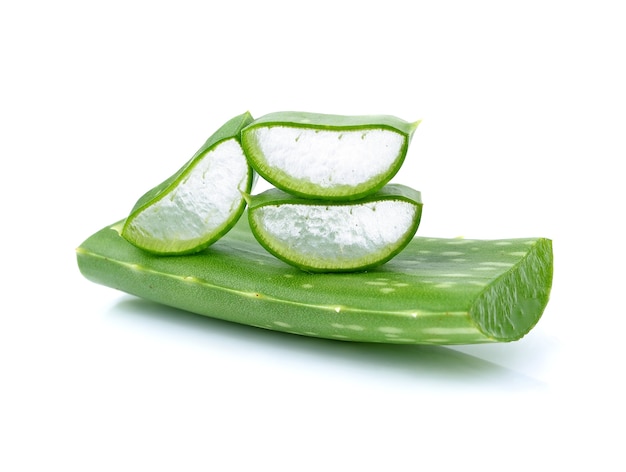 Aloe Vera folhas no fundo branco