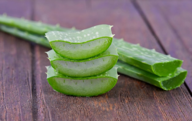 Aloe vera fresco en mesa de madera