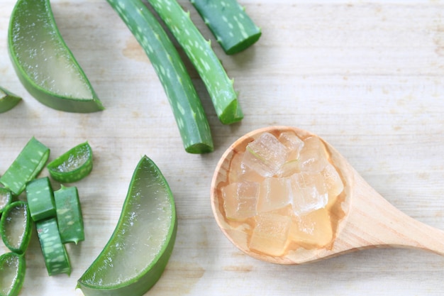 Aloe Vera fresco rebanado en piso de madera.