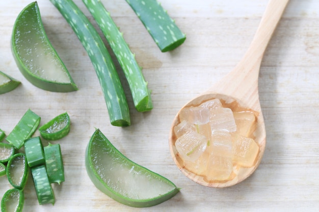 Aloe Vera fresco rebanado en piso de madera.