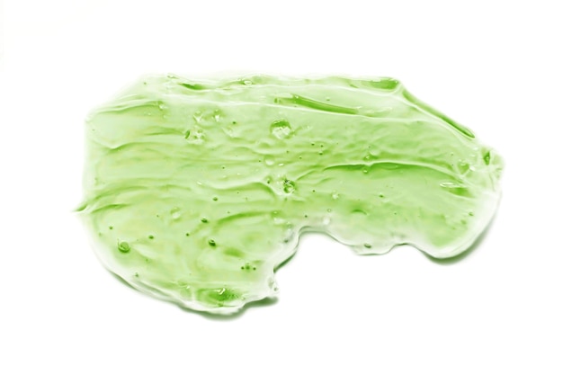 Aloe Vera-Gel auf einem weißen, isolierten Hintergrund. Transparente kosmetische Mustertextur mit Blasen. Natürliche Alternativmedizin. Verschmieren, Seitenansicht fallen lassen