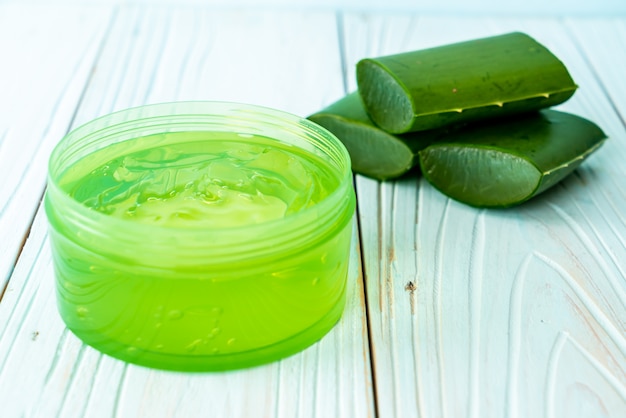 Aloe Vera Gel mit Aloe in Scheiben geschnitten