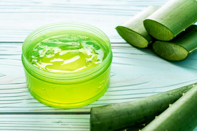 Aloe Vera Gel mit Aloe in Scheiben geschnitten