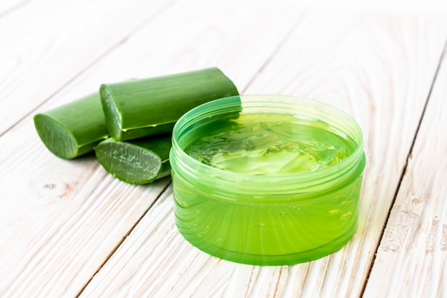 Aloe Vera Gel mit Aloe in Scheiben geschnitten