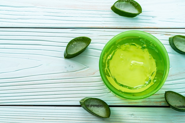 Aloe Vera Gel mit Aloe in Scheiben geschnitten