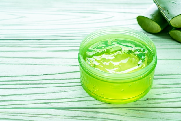 Aloe Vera Gel mit Aloe in Scheiben geschnitten