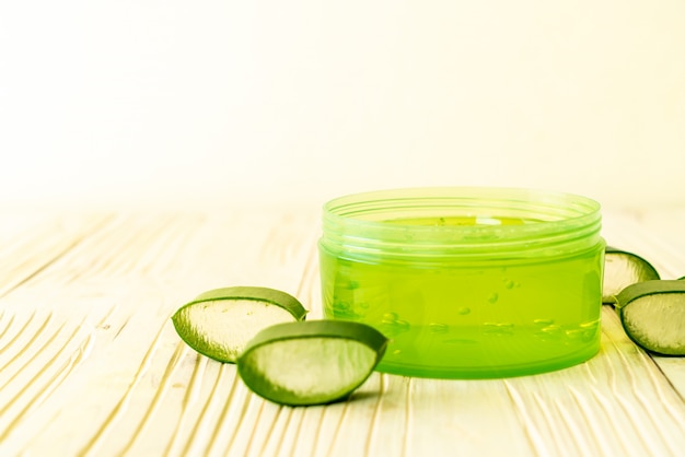 Aloe Vera Gel mit geschnittener Aloe