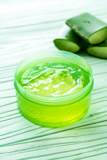 Aloe Vera Gel mit geschnittener Aloe