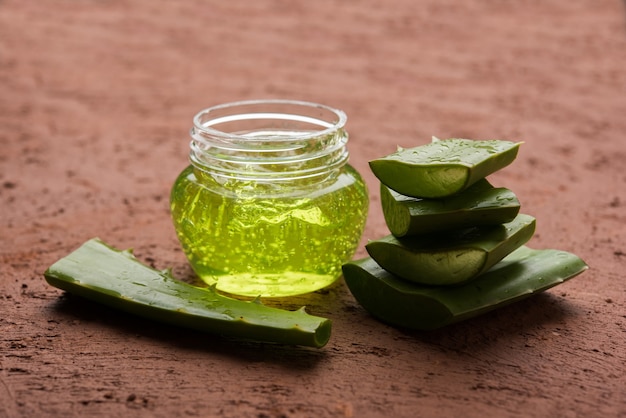 Aloe Vera Gel oder Schönheitscreme mit frischen Aloe Vera Stücken