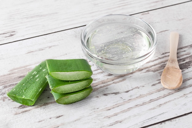 Aloe-Vera-Gel und Aloe-Vera-Blatt auf Holzhintergrund Natürliche Bio-Aloe-Vera-Kosmetik