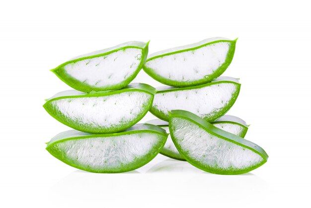 Aloe vera hojas frescas con rodajas