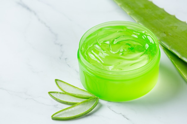 Aloe Vera Kosmetikcreme auf weißer Oberfläche