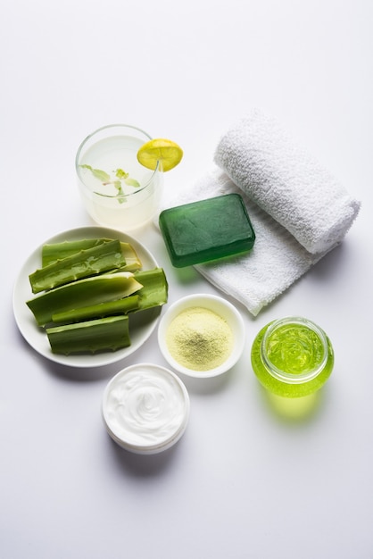 Aloe Vera Produkte wie Gel, Saft, Feuchtigkeitscreme, Seife, Puder