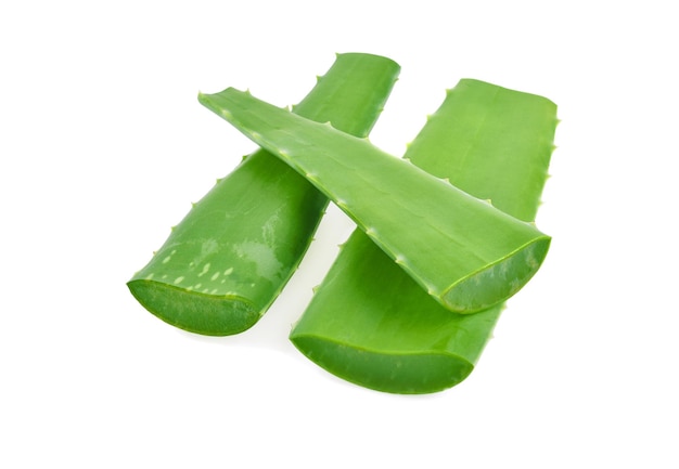 Aloe vera en rodajas aislado sobre fondo blanco.