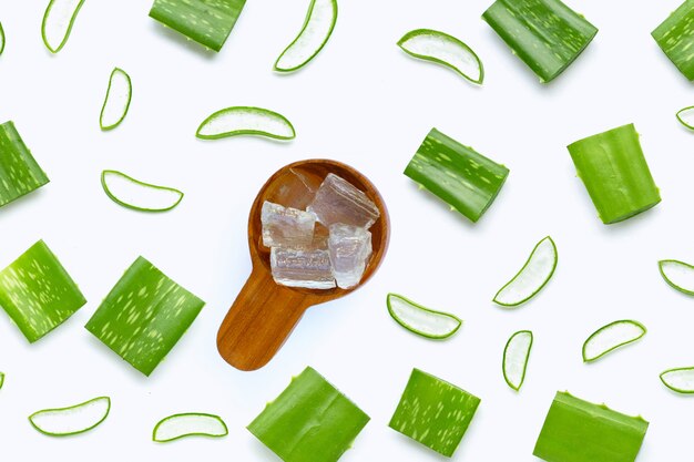 Aloe Vera schnitt Stücke mit Scheiben auf weißem Hintergrund. Speicherplatz kopieren