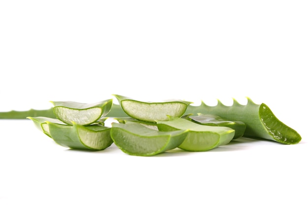 Aloe vera sobre un fondo blanco productos para el cuidado natural