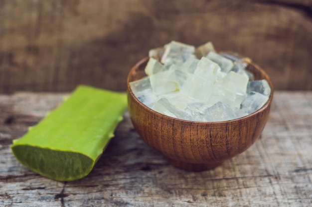 Aloe Vera und Aloe-Würfel in einer Holzschale. Aloe Vera Gel wird fast in der Lebensmittel-, Medizin- und Schönheitsindustrie verwendet