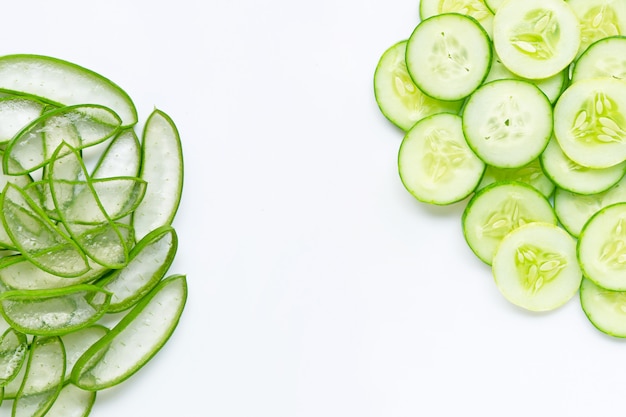 Aloe Vera und Gurken getrennt auf Weiß.