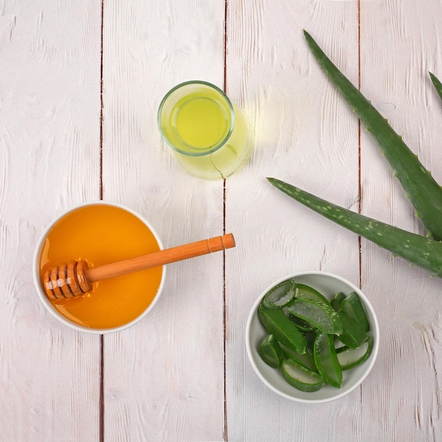 Aloe Vera und Honig Nahaufnahme auf hellem Holzhintergrund