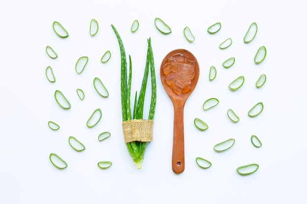 Aloe Vera und Scheiben mit Aloe Vera Gel auf dem hölzernen Löffel lokalisiert auf weißem Hintergrund.