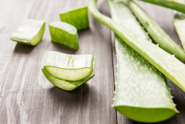 Aloevera frisches Blatt auf dem Holztisch