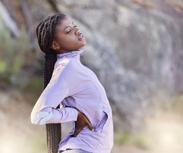 Alongamento de corrida e fitness com mulher negra na natureza para liberdade de treino e jogging Caminhadas energia e paz com corredora e aquecimento no caminho da montanha para resistência cardiovascular e treinamento