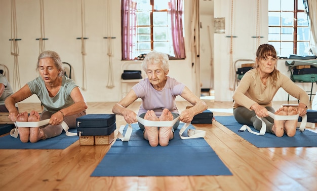 Alongamento de ioga sênior e faixa de perna para treinamento de bem-estar e exercícios para saúde e bem-estar da academia Treino de idosos e aula de ioga com pilates em um estúdio de saúde e fitness para aposentadoria juntos