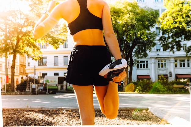 Alongamento feminino para aquecimento antes de correr ou treinar. conceito de fitness e saudável