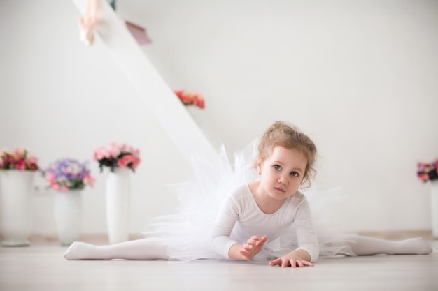 Foto alongamento. garota fazendo ginástica separação.